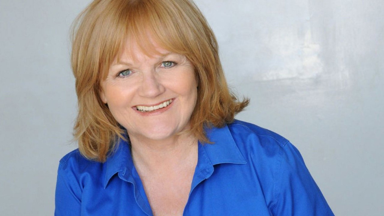 Anne Diamond interviews Actress, Lesley Nicol)