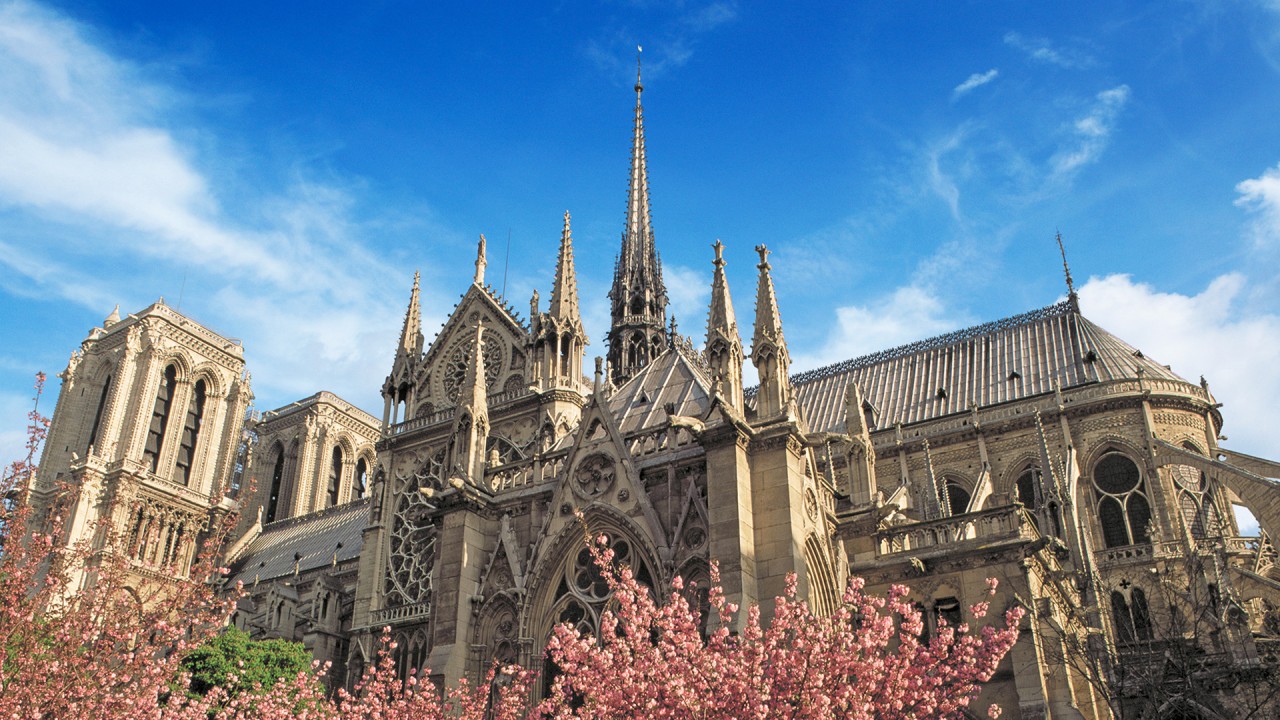 Anne Diamond learns about the restoration of a Paris icon with National Geographic’s Robert Kunzig)