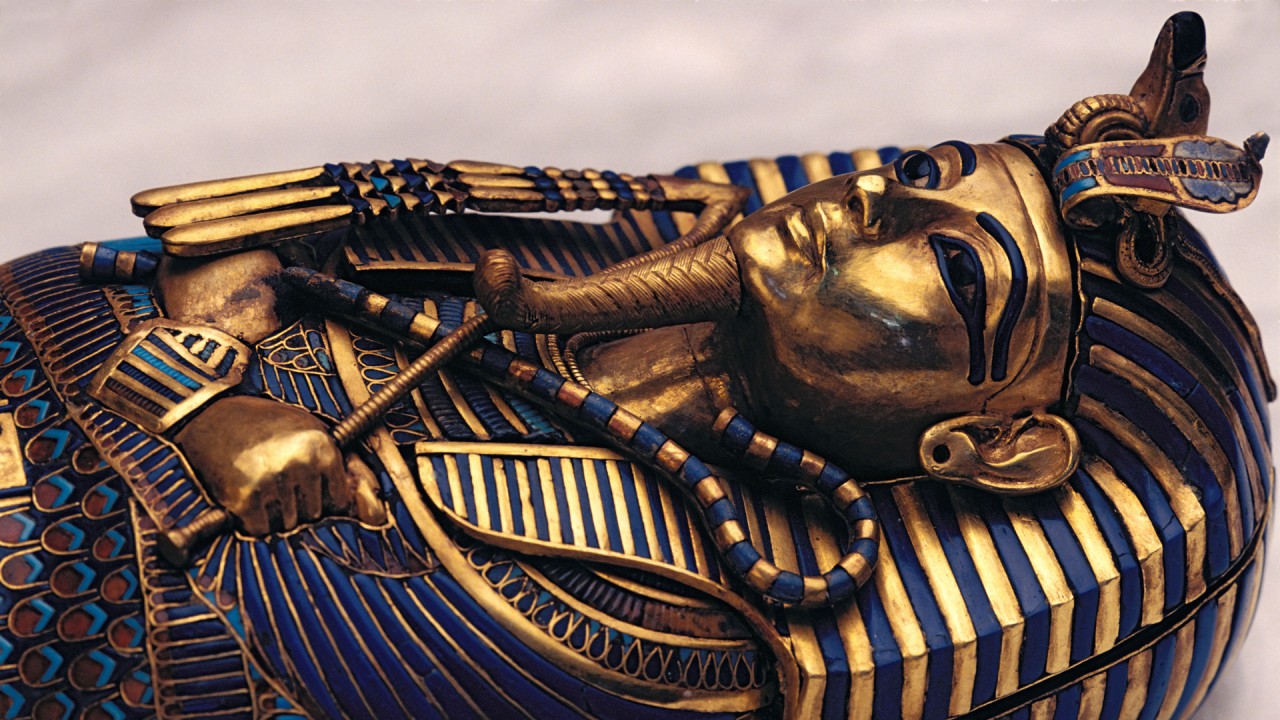 Anne Diamond interviews Lady Carnarvon about the fascinating discovery of Tutankhamun’s tomb)