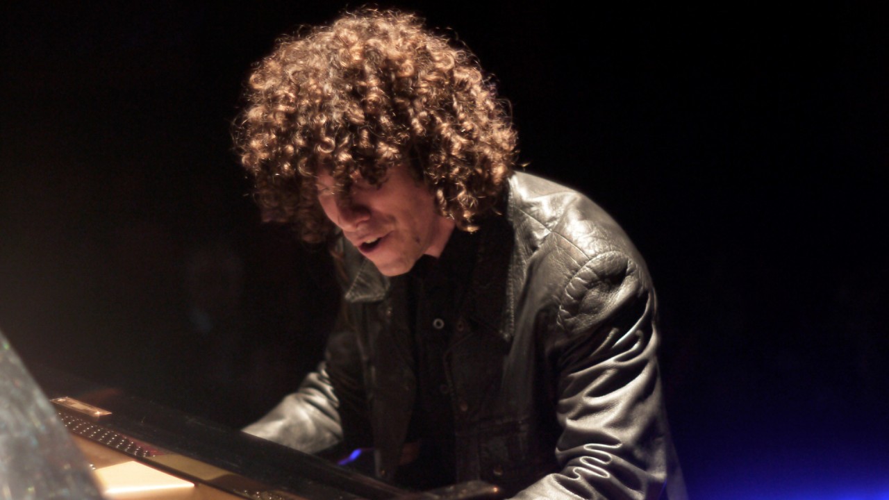 Anne Diamond interviews the Pianist with the Hair)