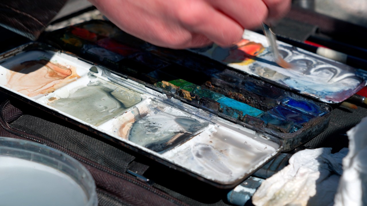 Delve into the creative process of renowned Norwegian artist Axel Thorenfeldt)